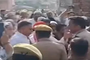 Bulandshahr News : नमाज को लेकर पुलिस से भिड़े सपा के पूर्व विधायक, CO ने हाथ जोड़कर लोगों से की शांति की अपील