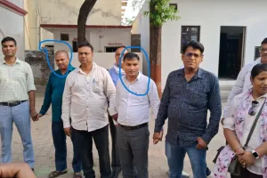 Kannauj News : सब रजिस्ट्रार को 60 हजार रिश्वत लेते विजिलेंस टीम ने दबोचा, बैनामा के नाम मांगी थी मोटी रकम 