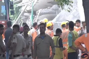 दिल्ली हादसा : साकेत मेट्रो स्टेशन के पास ढही 3 मंजिला इमारत, चार लोगों की मौत, जांच शुरू