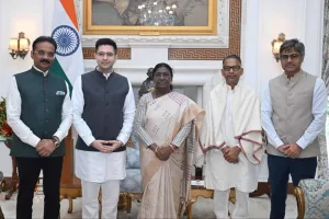 राष्ट्रपति मुर्मू से मिले राघव चड्ढा : AAP पर लगाया उत्पीड़न का आरोप, कहा- पंजाब सरकार कर रही मशीनरी का दुरुपयोग