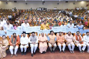 बिचौलियों ने किया शोषण... सम्मान समारोह में बोले सीएम योगी- 'ट्रेड यूनियन वाली सोच' से दूर रहें शिक्षा मित्र, अपनायें सकारात्मक नजरिया