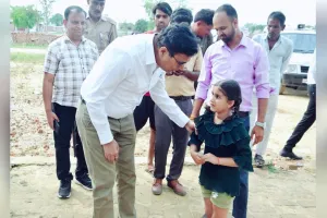लखीमपुर खीरी: नन्हीं मानवी की पुकार पर पहुंचे डीएम, सड़क दुरुस्त करने के निर्देश