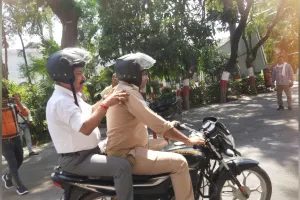 Bareilly: ई-बस के बाद जिलाधिकारी बाइक पर सवार, कलेक्ट्रेट से कार्यालय तक पहुंचे 