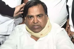 अमेठी में पूर्व मंत्री गायत्री प्रसाद प्रजापति के आवास पर हमला