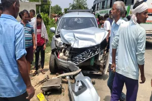 UP News: गंगा एक्सप्रेस-वे सर्विस रोड पर दो कारों की भिड़ंत, पांच गंभीर घायल