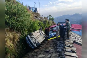 Uttrakhand: देहोली में बेकाबू कार मकान की छत पर गिरी, चालक की मौत