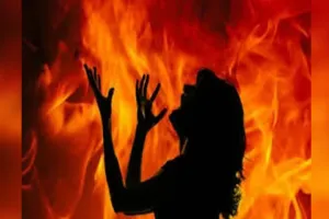 UP News: ससुरालवालों ने पेट्रोल डालकर विवाहिता को जिंदा जलाया, अस्पताल में हालत गंभीर