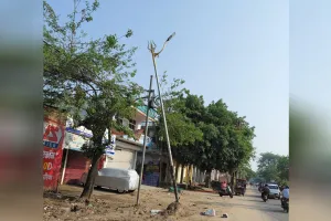 Bareilly: चौड़ीकरण की भेंट चढ़ रहे ''त्रिशूल'' डिजाइन वाले पोल, सीएम ग्रिड योजना के तहत खोदाई