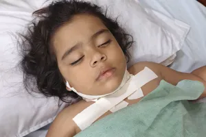 Rampur News: चाइनीज मांझा फिर बना हादसे की वजह, मासूम बच्ची की गर्दन कटी, लगाने पड़े 50 टांके 