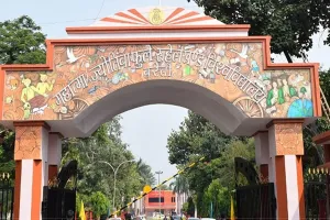 Bareilly : कैंसर का खतरा टालने के लिए बेटियों के लगवाएं टीका, गुजरात दिवस पर विश्वविद्यालय का जागरुकता अभियान