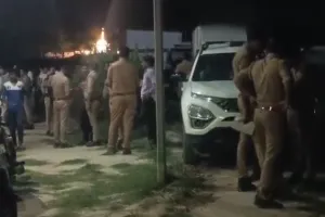 Sultanpur News: घर में अकेले रह रही महिला की गला रेतकर हत्या, खून से लथपथ मिला शव