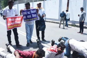 69000 Teacher Recruitment Protest: शिक्षा मंत्री के आवास पर रेंगते हुए पहुंचे प्रदर्शनअभ्यर्थी, बोले- अब धैर्य जवाब दे चुका है