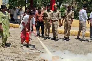 बलरामपुर अस्पताल में मॉक ड्रिलः डॉक्टर-नर्सिंग स्टाफ ने सीखी आपातकालीन evacuation प्रक्रिया