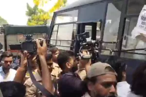 पेपर लीक बर्बाद कर रहा छात्रों का भविष्य, NEET मामले में लखनऊ विश्वविद्यालय के छात्रों का जोरदार प्रदर्शन