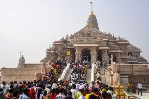 कड़ी धूप के साथ प्रशासनिक बंदिशें भी श्रद्धालुओं को कर रहीं परेशान, राम मंदिर के प्रमुख प्रवेश द्वार के सामने लगी बैरिकेडिंग दे रही दिक्कतें