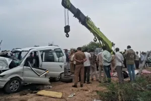 Jalaun News: अयोध्या से दर्शन कर लौट रहा परिवार भीषण सड़क हादसे का शिकार, 6 की मौत, 4 गंभीर रूप से घायल