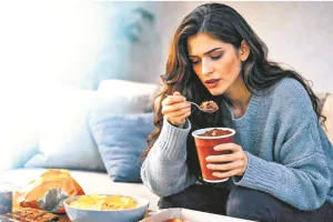 इमोशनल ईटिंग बिगाड़ सकती है सेहत की सेटिंग, स्वस्थ जीवन का बन रहा सबसे बड़ा दुश्मन