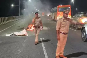 Hapur News: चलती मोटरसाइकिल में लगी आग, जिंदा जला युवक
