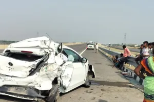 गंगा एक्सप्रेसवे पर भीषण हादसा: ट्रक का टायर फटने से कार से टक्कर, एक ही परिवार के तीन गंभीर
