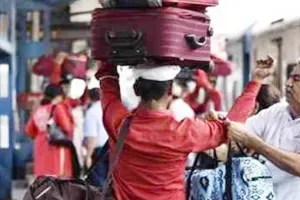 अब ऑनलाइन बुक होंगे कुली: इंडियन रेलवे की अनूठी पहल, ओवरचार्जिंग और मनमाने किराए से मिलेगा छुटकारा