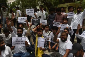 'यूनिवर्सिटी है, स्कूल नहीं!' लखनऊ विश्वविद्यालय में ड्रेस कोड के खिलाफ सड़क पर लेटे छात्र, कुलपति और प्रशासन के खिलाफ फूटा छात्रों का गुस्सा