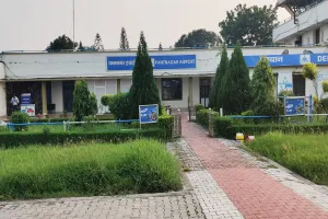 Uttrakhand: एयरपोर्ट विस्तार में बाधक भवनों और पेड़ों को शीघ्र जमींदोज करने के आदेश