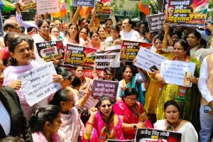 Moradabad: सपा माफी मांगे, सांसद माफी मांगें से गूंजा कलेक्ट्रेट, प्रधानमंत्री पर अशोभनीय टिप्पणी से उबाल