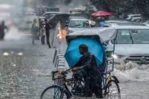 यूपी के जिलों में आधी-बारिश बनी मुसीबत:  गोरखपुर में 'एक्सट्रीमली सीवियर अलर्ट; हमीरपुर में चक्रवाती तूफान, मथुरा में खंभा गिरने से श्रद्धालु की मौत 