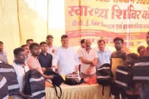 रामनगरी में भीषण गर्मी के चलते ओआरएस घोल वितरण का अभियान, श्रद्धालुओं को महापौर ने बाटे पैकेट
