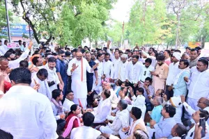 लखनऊ :  कार्यकाल बढ़ाने के लिए धरने पर बैठे ग्राम प्रधानों को डिप्टी सीएम ने खिलाई मिठाई  