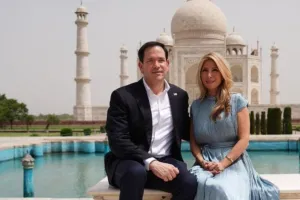  ताजमहल के दीदार को पहुंचे अमेरिकी विदेश मंत्री मार्को रूबियो, पत्नी Jeanette D. Rubio संग खिचवाई खूबसूरत तस्वीर