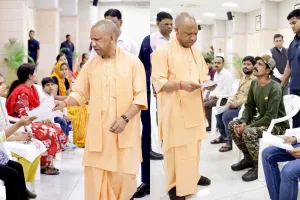 लखनऊ में सीएम योगी का जनता दर्शन: अवैध कब्जों पर कड़े निर्देश और बच्चों की शिक्षा पर जोर, सख्त कार्रवाई के आदेश