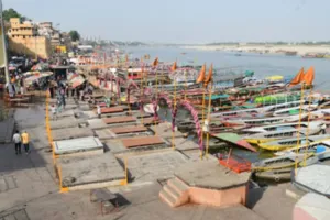 काशी के घाटों पर पसरा सन्नाटा : भीषण गर्मी और लू से पर्यटक परेशान, पारा 40 डिग्री के होगा पार 