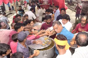 बाराबंकी : हनुमान मंदिरों में उमड़ी भीड़, भीषण गर्मी में भी नहीं डिगी आस्था, भारी पड़ी हनुमान भक्ति