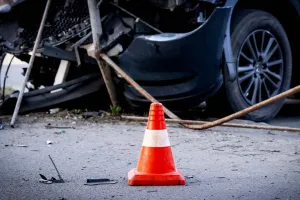 कुशीनगर में भीषण सड़क : ट्रक की तकार से बस हुई हादसे का शिकार, 1 यात्री की मौत, 6 घायल 