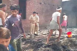  फर्रुखाबाद में भीषण अग्निकांड :  ढाई वर्षीय बालिका की जिंदा जलकर मौत, बचाने के प्रयास में दादी झुलसी 