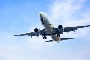 वाराणसी एयरपोर्ट पर विमानों की लैंडिंग थमी,मौसम खराब होने से लखनऊ डायवर्ट की गई कई उड़ाने 