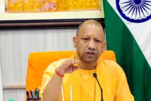 UP के जिलों में आंधी-तूफान से भारी तबाही,  मुख्यमंत्री योगी आदित्यनाथ ने संभाला मोर्चा; अधिकारियों को दिए आकलन के निर्देश