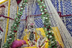   मथुरा-वृंदावन में भीषण गर्मी, बांके बिहारी मंदिर में खस के पर्दे और चंदन लेप की अनूठी परंपरा