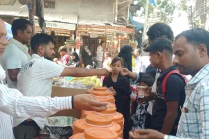 बाराबंकी :  नौचंदी मेले में शीतल पेयजल व मिष्ठान की व्यवस्था, भीषण गर्मी में जायरीनों को मिली राहत