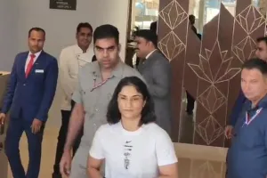 अयोध्या पहुंची महिला पहलवान विनेश फोगाट,  रामलला-हनुमंतलला का लिया आशीर्वाद