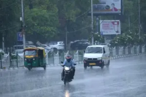 UP Weather : चार दिन और बरसेंगे बदरा! IMD का भारी बारिश-वज्रपात अलर्ट, इन जिलों में संभलकर निकलें