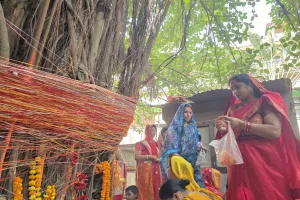 Vat Savitri Vrat: काशी में शनि जयंती और वट सावित्री व्रत की धूम, सौभाग्य और परिवार की मंगलकामना संग महिलाओं ने रखा व्रत 