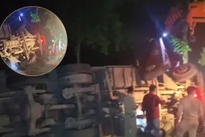 अमेठी में दर्दनाक हादसा:  प्याज लदा ट्रक दो बाइकों पर पलटा, तीन युवकों की मौत