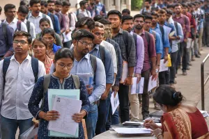 Bareilly News:  4 हजार की नौकरी के लिए लगी लंबी कतार, PHD डिग्रीधारक भी शामिल