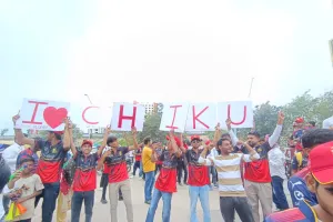  LSG Vs RCB:  LSG के होमग्राउंड पर Virat Kohli का क्रेज,  I Love Chiku  का पोस्टर लेकर पहुंचे Fans