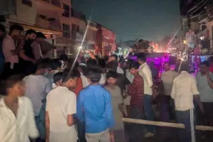 लखनऊ : बिजली कटौती से परेशान ऐशबाग वाले आधीरात को सड़कों पर उतरे 
