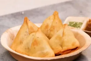 लखनऊ : समोसा 10 और मिठाई 100 रुपये तक होगी महंगी, कामर्शियल सिलेंडर के बढ़े दामों ने कारोबारियों में आक्रोश