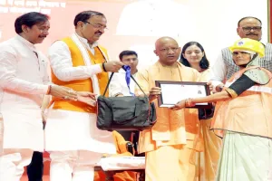 पहले अंधेरा था, अब घर में उजाला... साझा की जिंदगी में बदलाव की कहानी, सीएम से सम्मान पाकर भावुक हुए श्रमिक