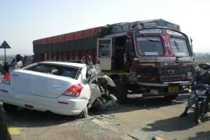 Mirzapur Accident : खड़े ट्रक से टकराई कार, पति-पत्नी की मौत, दो मासूम सुरक्षित, छह घायल